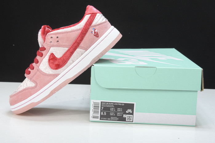 Nike SB Dunk Low StrangeLove Skateboards  CT2552-800
