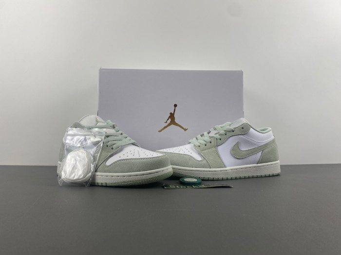 Air Jordan 1 Low “Light Green”  FN5214-131