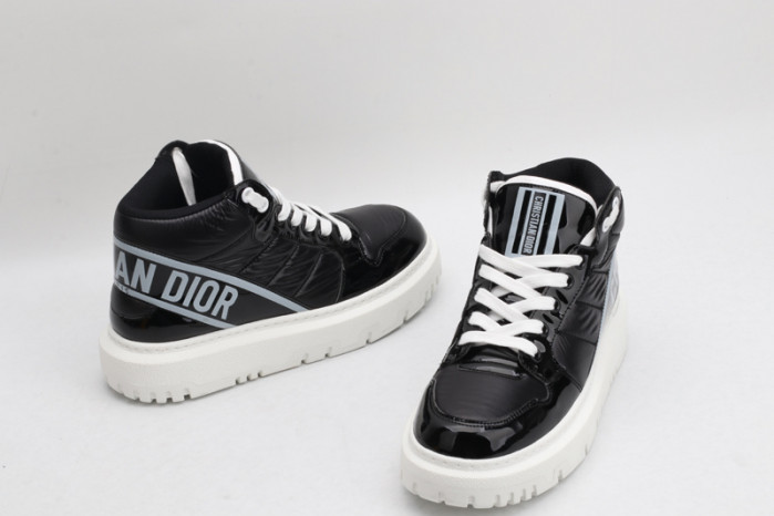 D10R B27 High Top Sneaker