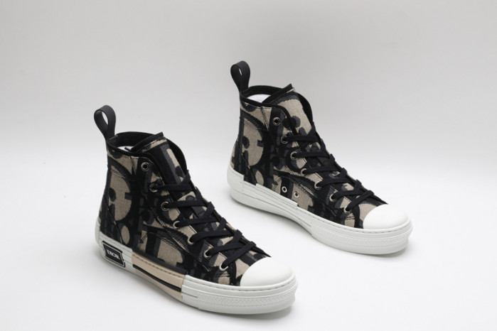 D10R B23 Oblique High Top Sneaker