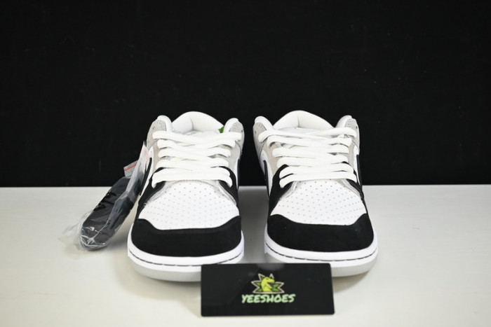 NIKE DUNK LOW GREY AND WHITE