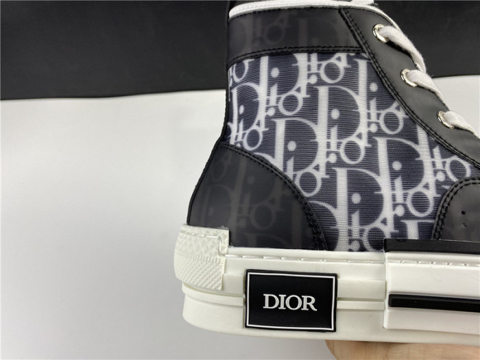 D10R B23 Oblique High Top Sneaker