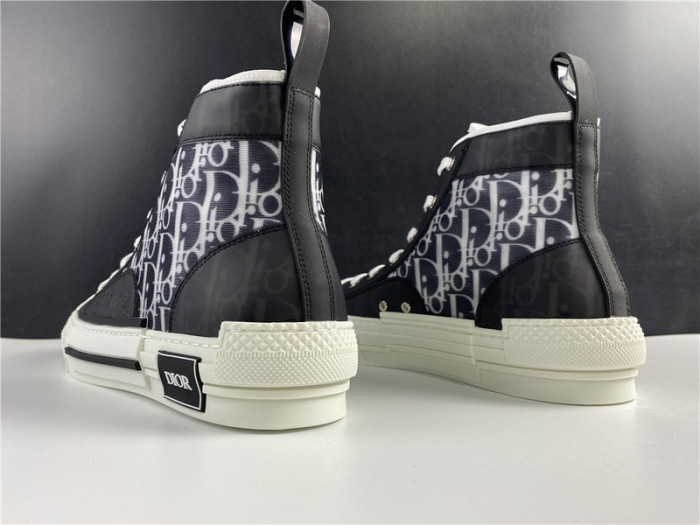 D10R B23 Oblique High Top Sneaker