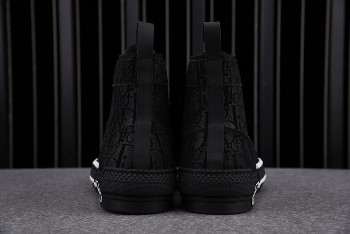 D10R B23 Oblique High Top Sneaker